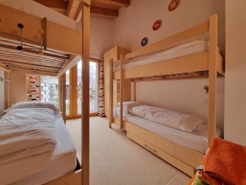 1 dormitorio con 2 literas en Snowfun B Penthouse, en Saas-Fee