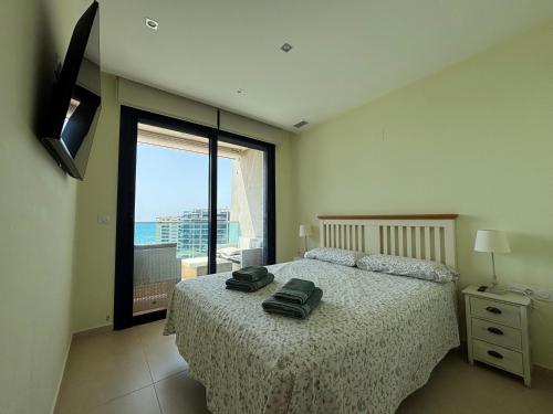 une chambre avec un lit et une grande fenêtre dans l'établissement Seaview Heaven, à Punta Prima