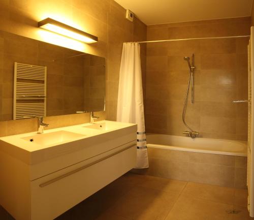 uma casa de banho com um lavatório, um chuveiro e uma banheira em Place 2 stay em Gante