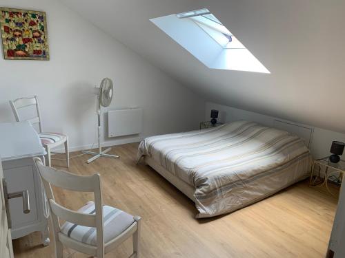 - une chambre avec un lit, une table et une chaise dans l'établissement Maison de caractère au coeur de Saint Gilles Croix de Vie, à Saint-Gilles-Croix-de-Vie