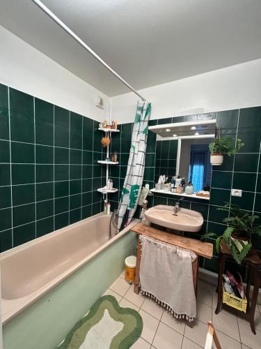 Photo de la galerie de l'établissement City-Center Appartment - Le Bourget AIR SHOW, au Bourget