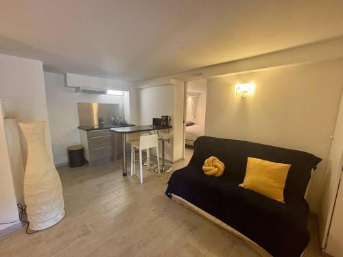 un salon avec un canapé et une table dans l'établissement Nice Signature Bellet, à Nice