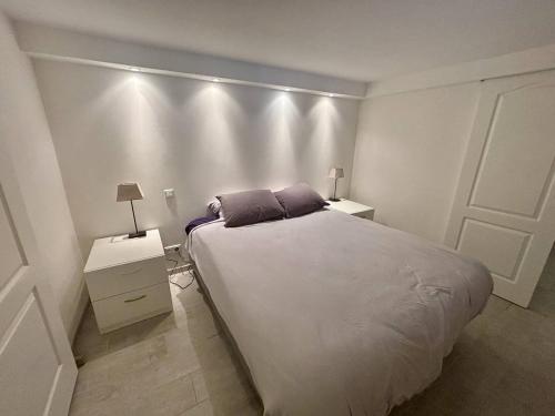 une chambre avec un grand lit et deux tables de nuit dans l'établissement Nice Signature Bellet, à Nice