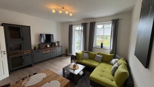 Телевизор и/или развлекательный центр в Ferienwohnung Fürstenberg - Spatz