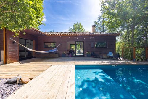 une maison avec une piscine devant dans l'établissement L'Éden - Maison d'architecte, Climatisée, Piscine, Home Cinéma, à Castres
