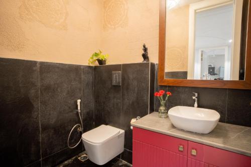 Koupelna v ubytování ELIVAAS Prive Suntuarios Casa Iris 4 BHK Getaway with Jacuzzi, Pvt Pool & Gazebo