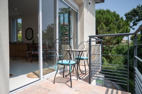 un balcon avec deux chaises et une table dans l'établissement GuestReady - Spacious Comfort with Sunny Garden, à Nice