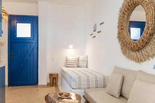 Χώρος καθιστικού στο Syros Apartments Suites Chryssonisos Kini