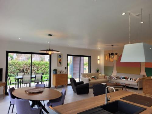 un salon avec un canapé et une table dans l'établissement Maison paisible proche du centre, à Besançon