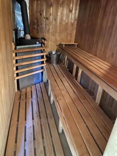 a pair of wooden benches in a sauna at Gyimesi Skanzen in Valea Boroş
