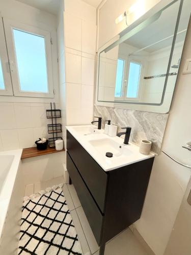 une salle de bain avec un lavabo et un miroir dans l'établissement Le Tilleul F2 cosy proche centre, à Montpellier