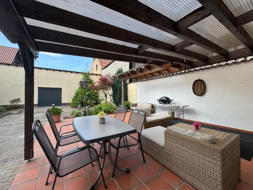 ノイシュタット・アン・デア・ヴァインシュトラーセにあるBig Apple House - 3 bedrooms with Promotion for longer stayのパティオ(テーブル、椅子、ソファ付)