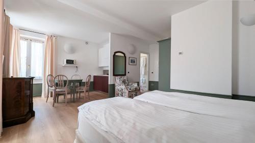 een slaapkamer met een bed en een eetkamer bij Residence la Limonera in Bellagio