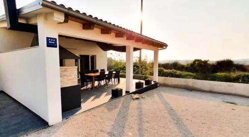Dalani House