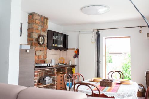 een keuken met een tafel en stoelen in een kamer bij Agroturystyka Podłazy 