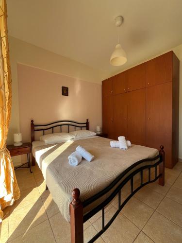 Un dormitorio con dos camas con toallas encima. en Apartment with Sea View, en Kallithea Halkidikis