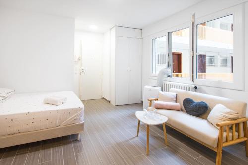 une chambre avec un lit, un canapé et une table dans l'établissement Joli studio rénové - Front de Mer - DT, à Menton