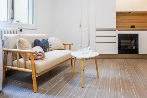 un salon avec un canapé et une table dans l'établissement Joli studio rénové - Front de Mer - DT, à Menton