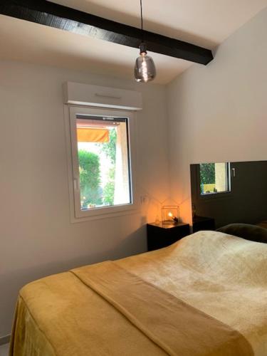 une chambre avec un lit et une fenêtre dans l'établissement Naturiste Cap d'Agde Villa luxe Venus village Sweet Escapade, au Cap d'Agde