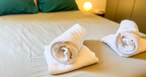 une paire de serviettes assises sur un lit dans l'établissement Hypercenter - At the foot of the Palais des Papes, à Avignon