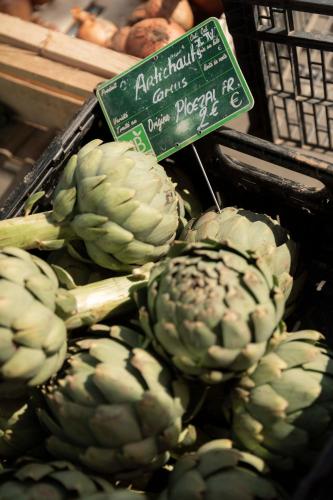 a bunch of artichokes on display at a store at Le Nautica Hôtel in Perros-Guirec