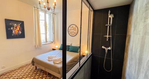 - une chambre avec une douche et un lit avec un miroir dans l'établissement Hypercenter - At the foot of the Palais des Papes, à Avignon