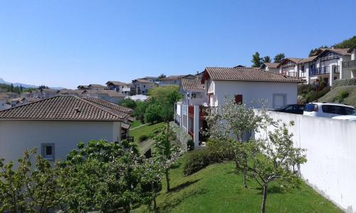 - une vue sur un quartier résidentiel avec des maisons dans l'établissement kantari, à La Celle-sous-Gouzon