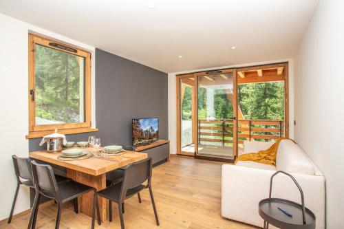 Χώρος καθιστικού στο FLORA ALPINA EXPERIENCE - "Ski-to-Door" Brand New Chalet Apartments with Indoor Garage and Mountain View