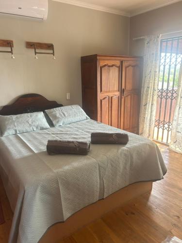 Ένα ή περισσότερα κρεβάτια σε δωμάτιο στο Dinokeng Bush Cabin