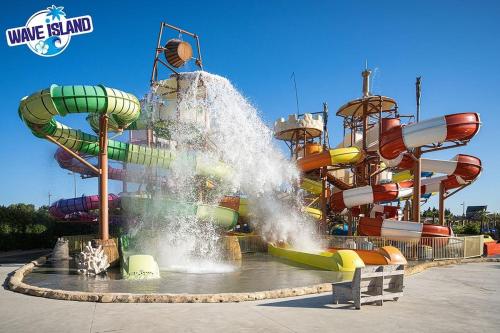- un parc aquatique avec toboggan dans l'établissement Maison provençale, garden, festival, à Sorgues