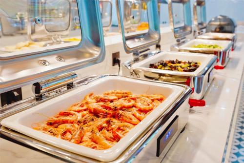 a buffet line with several trays of food at Yongchun Laimeng Garden Hotel in Yung-ch'un-hsien