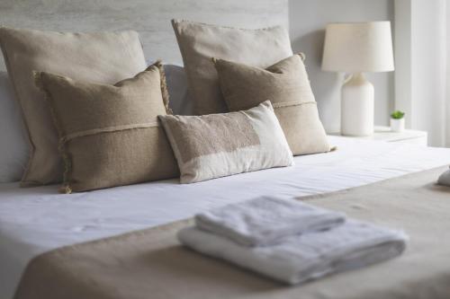 a white bed with pillows and a towel on it at Immense appartement 6pièces au Golf in El Mouradia