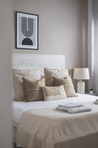 a bedroom with a large white bed with pillows at Immense appartement 6pièces au Golf in El Mouradia