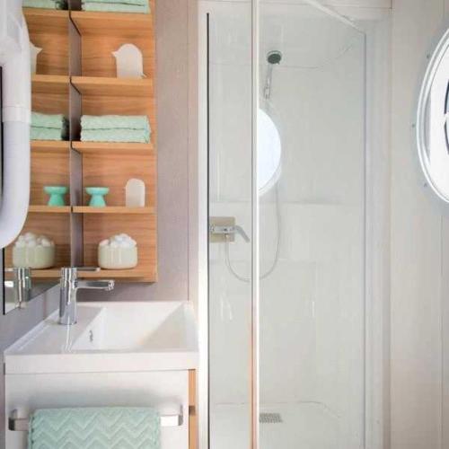 une salle de bain avec une douche et un lavabo et une douche dans l'établissement Camping 3 étoiles - Piscine - ccbbhca, à Pézenas