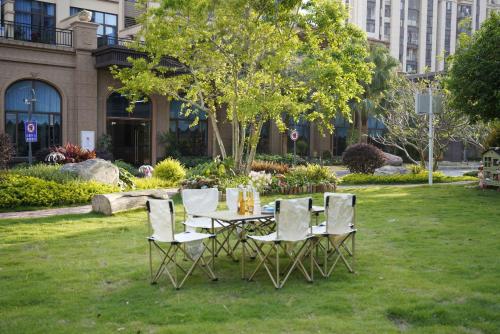 a table and chairs sitting in the grass at Yongchun Laimeng Garden Hotel in Yung-ch'un-hsien