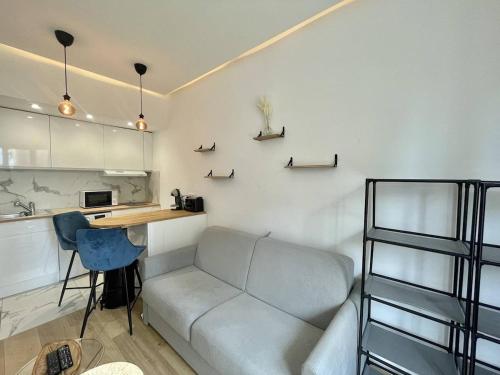 un salon avec un canapé et un bureau dans l'établissement Nice Signature Andrioli, à Nice