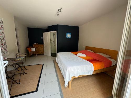 Ένα ή περισσότερα κρεβάτια σε δωμάτιο στο Chambre de lumière et de joie
