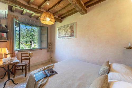 A bed or beds in a room at L'Oliveta 6, Emma Villas