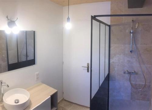 une salle de bain avec une douche, des toilettes et un lavabo dans l'établissement La Pieuca, 50 m2 apartment in old farmhouse, aux Contamines-Montjoie