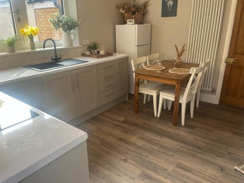 Dapur atau dapur kecil di Entire Private Apartment with Kitchen and Lounge