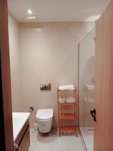 une salle de bain avec toilettes et douche dans l'établissement Chez Nouzha, à Tanger