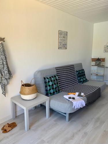 un salon avec un canapé et une table dans l'établissement VILLA DEL RE 1 dans résidence avec piscine, à La Flotte