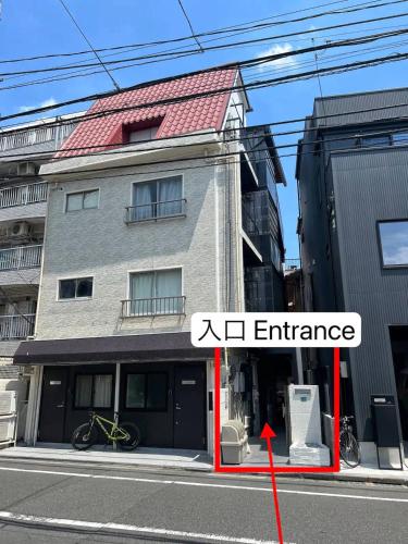 an image of a building with an entrance with a red arrow at 要町公寓,无电梯 in Tokyo