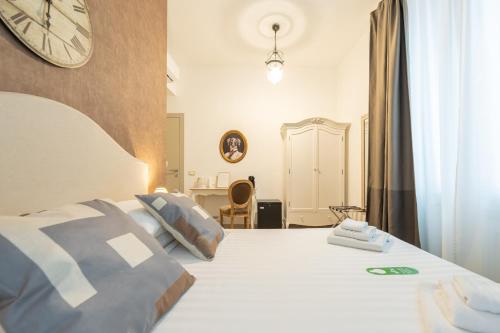 Una cama o camas en una habitación de Popolo & Flaminio Rooms