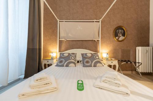 Una cama o camas en una habitación de Popolo & Flaminio Rooms