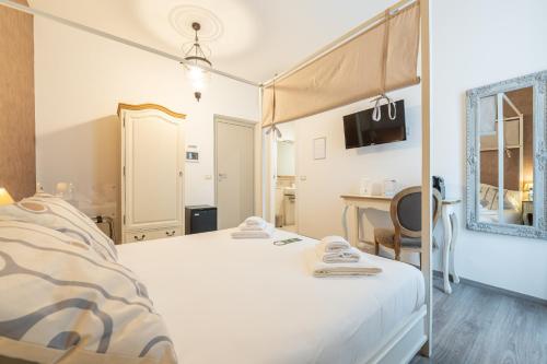 Una cama o camas en una habitación de Popolo & Flaminio Rooms