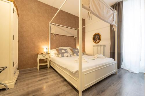 Una cama o camas en una habitación de Popolo & Flaminio Rooms