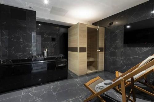 une salle de bain avec un lavabo et une baignoire dans l'établissement Magnifique Appartement avec Sauna et Jacuzzi, à Paris