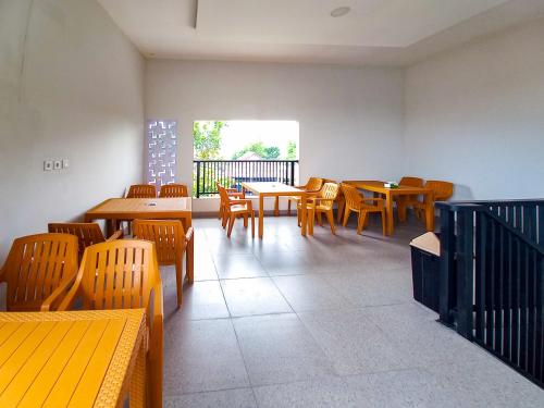 Χώρος καθιστικού στο RedDoorz Plus Syariah at Umyas Hotel near Terminal Anjuk Ladang Nganjuk