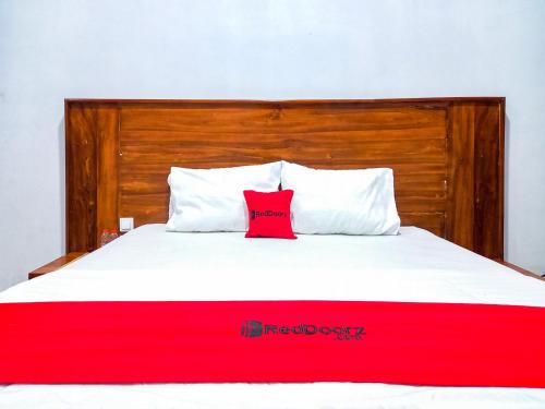 Ένα ή περισσότερα κρεβάτια σε δωμάτιο στο RedDoorz Plus Syariah at Umyas Hotel near Terminal Anjuk Ladang Nganjuk